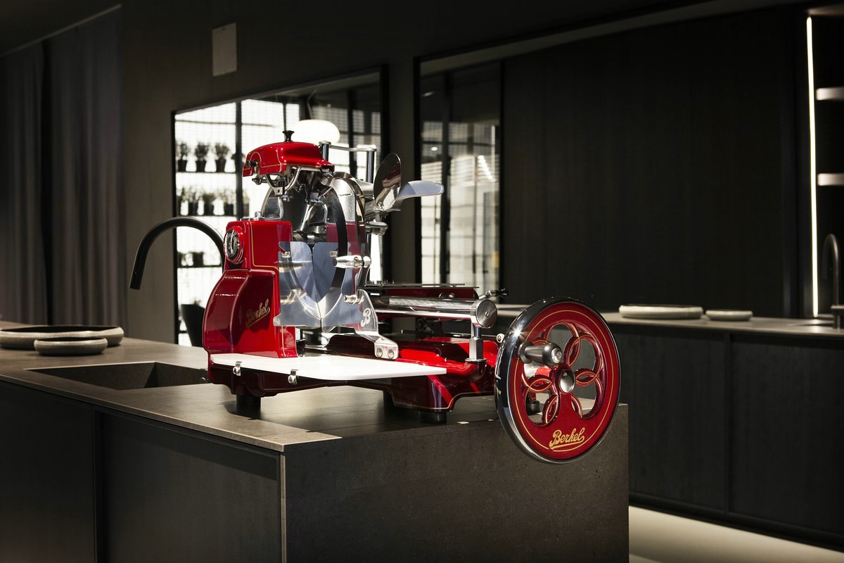 Berkel Volano Schwungradmaschine mit Standfuß – klassische Präsentation in voller Höhe