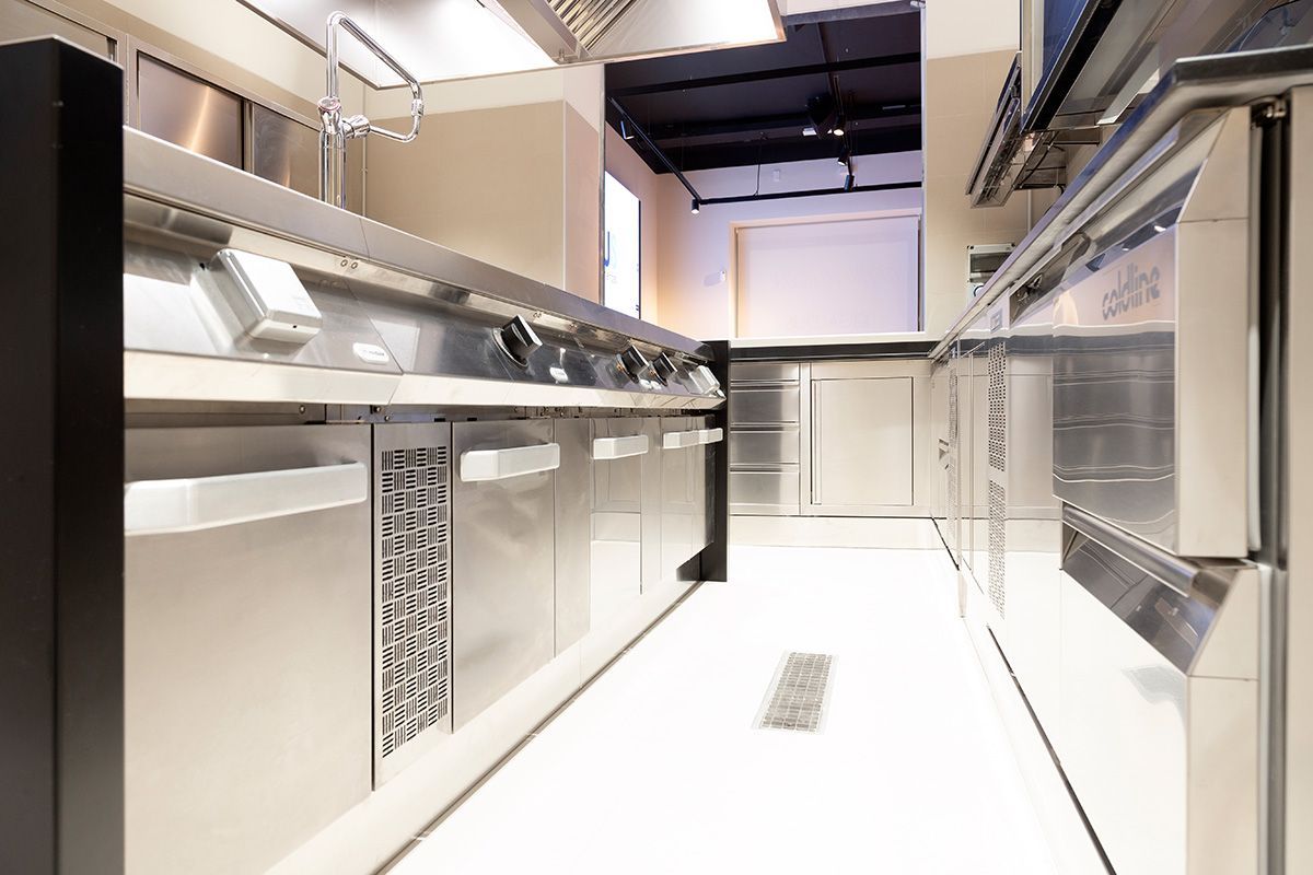 Coldline Unterbaukühlung aus Edelstahl in einer professionellen Gastronomieküche