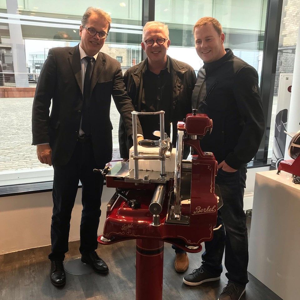 Berkel B114 auf Stand mit 2 glücklichen 2 Kunden 