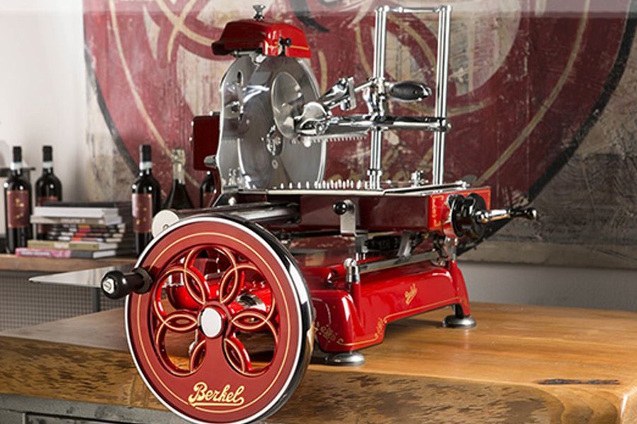 Berkel Volano B114 rote Aufschnittmaschine als Design-Highlight