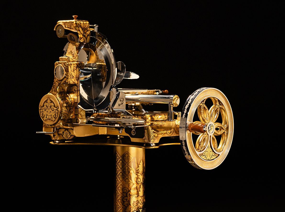 Berkel Volano Gold Edition – luxuriöse handgeführte Aufschnittmaschine mit goldenen Verzierungen