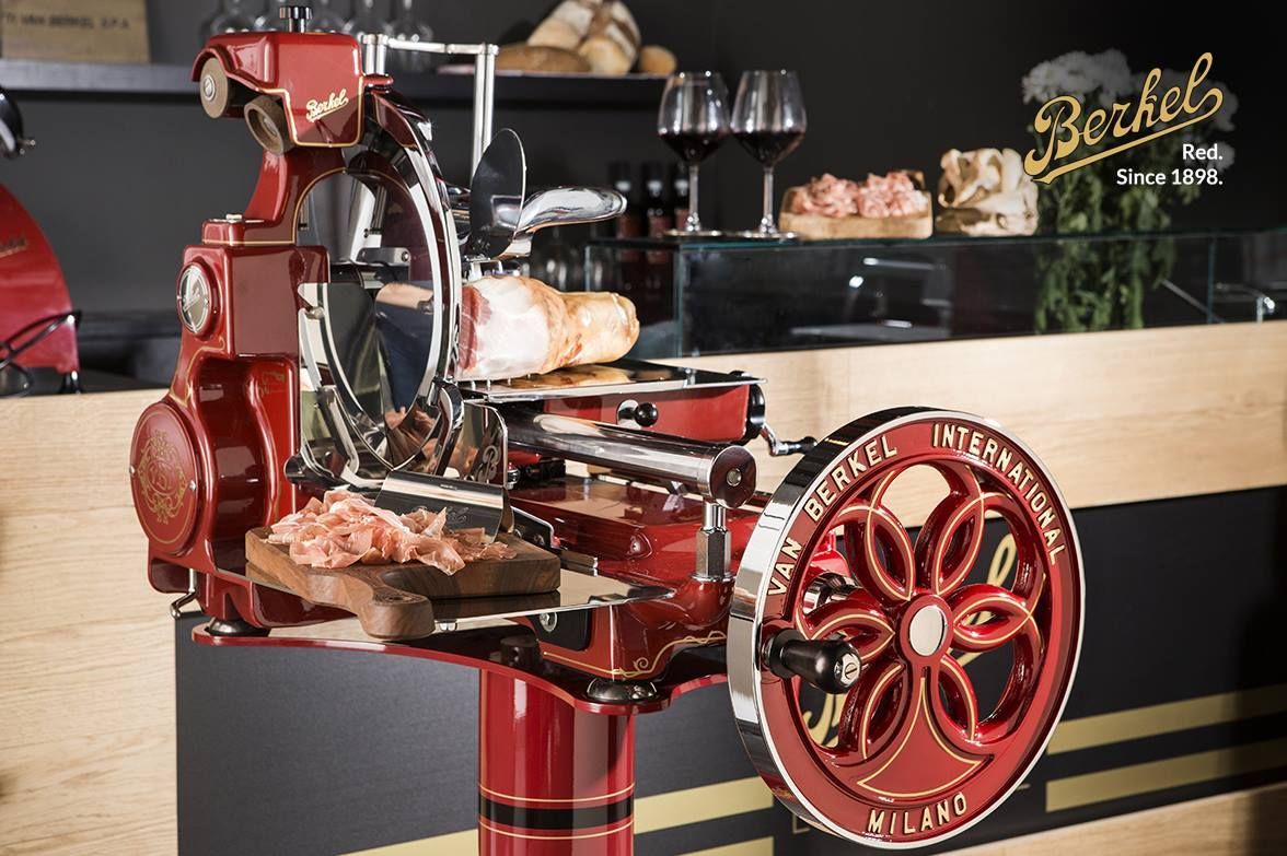 Berkel Volano B114 – rote Schwungrad-Aufschnittmaschine in der Gastronomie an einer Theke