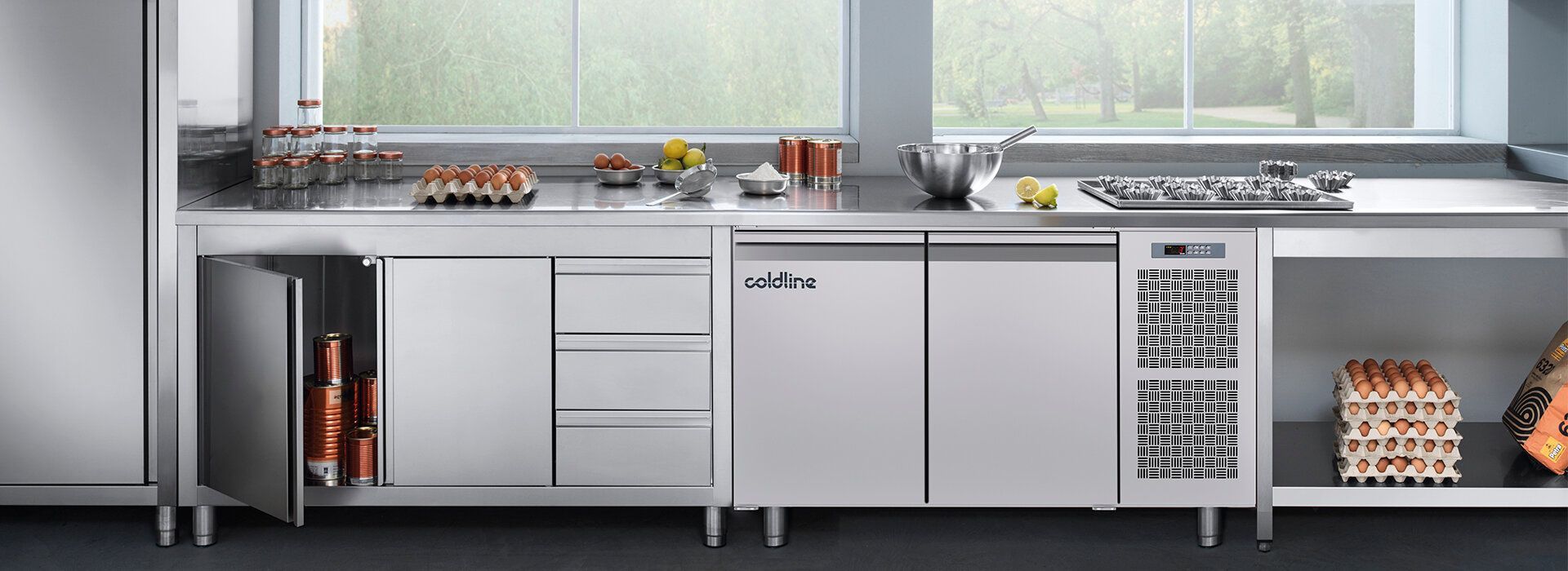 TULS Edelstahlmöbel und Kühlunterbauten für professionelle Vorbereitung in der Gastronomie